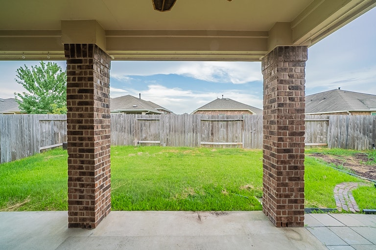 Photo 31 of 35 - 18226 Russett Green Dr, Tomball, TX 77377