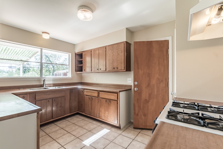 Photo 4 of 21 - 6262 Elm Valley Dr, San Antonio, TX 78242