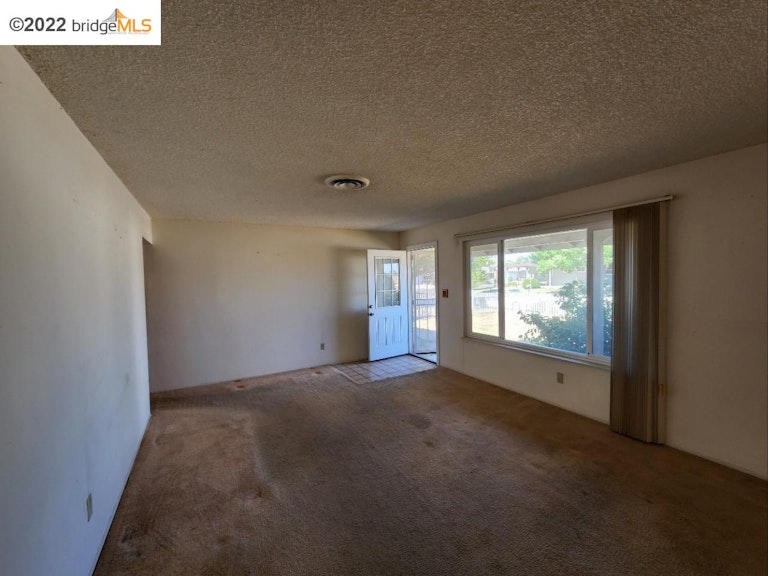 Photo 4 of 33 - 8357 Agundo St, Elverta, CA 95626