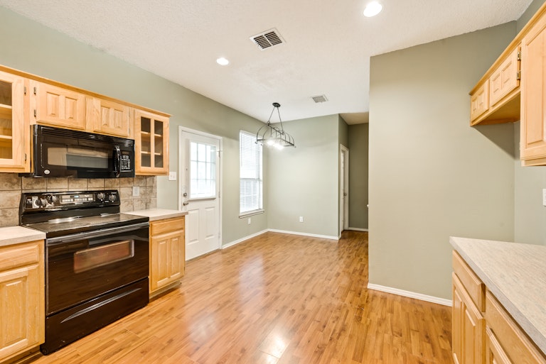 Photo 7 of 28 - 2807 Clark Dr, Corinth, TX 76210