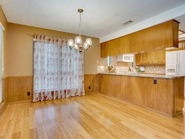 Photo 9 of 35 - 410 Serenada Dr, Georgetown, TX 78628