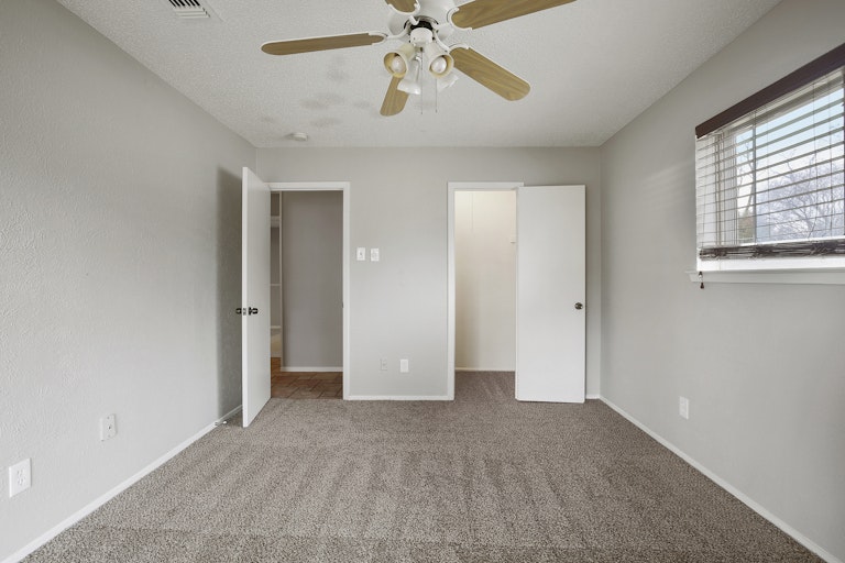Photo 23 of 26 - 1600 Lexington Pl, Bedford, TX 76022