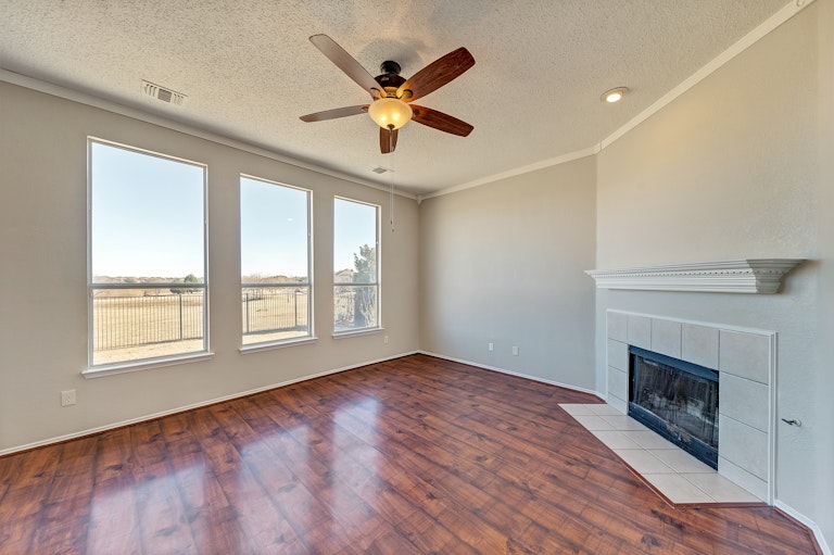 Photo 12 of 34 - 8024 Gila Bend Ln, Fort Worth, TX 76137