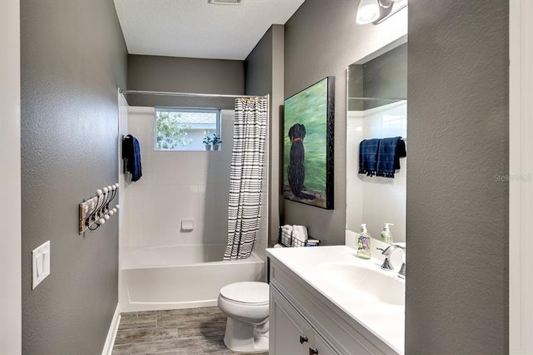 Photo 19 of 39 - 1124 Thornbury Dr, Parrish, FL 34219