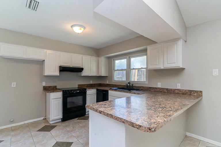 Photo 8 of 23 - 638 Michael Dr, Grand Prairie, TX 75052