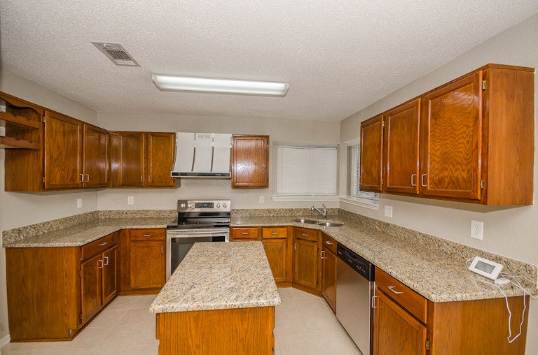 Photo 3 of 26 - 7701 Rice Dr, Rowlett, TX 75088