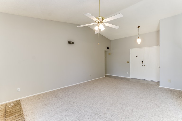 Photo 10 of 27 - 5056 N 71st Ave, Glendale, AZ 85303