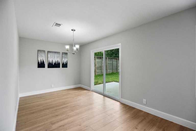 Photo 14 of 25 - 4927 Hialeah Dr, Houston, TX 77092