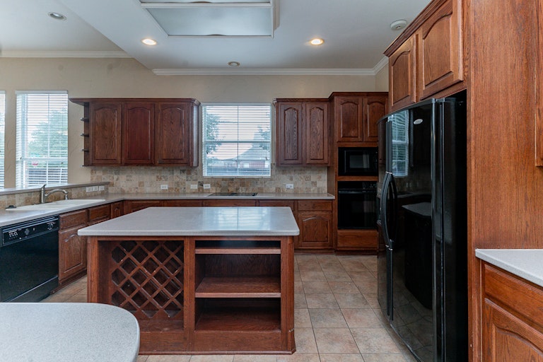 Photo 4 of 36 - 3941 Lost Creek Dr, Plano, TX 75074