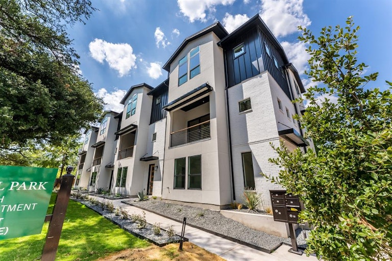 Photo 3 of 40 - 352 Foch St, Fort Worth, TX 76107