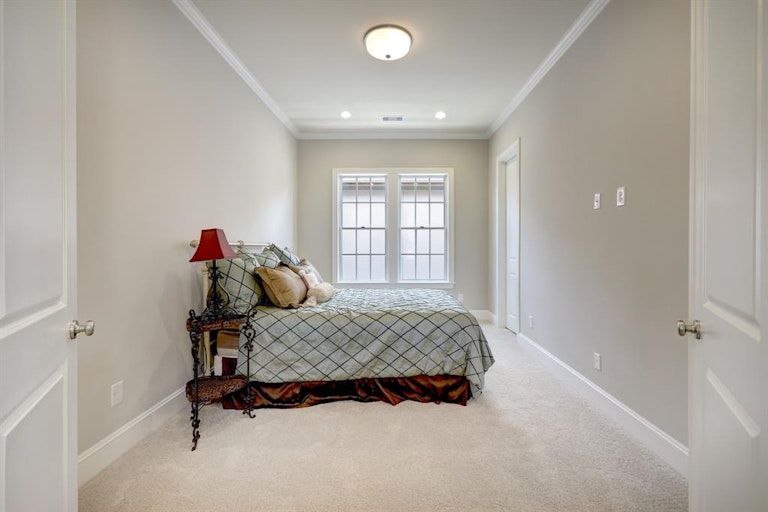 Photo 15 of 21 - 965 Queen Annes Rd, Houston, TX 77024