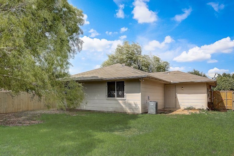 Photo 7 of 22 - 6814 Barrett Dr, Dallas, TX 75217
