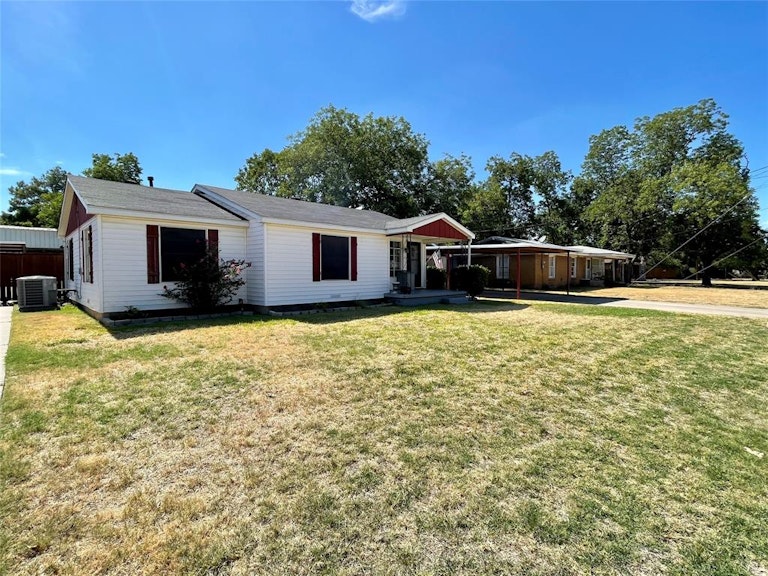 Photo 3 of 26 - 131 N Roe St, Fort Worth, TX 76108