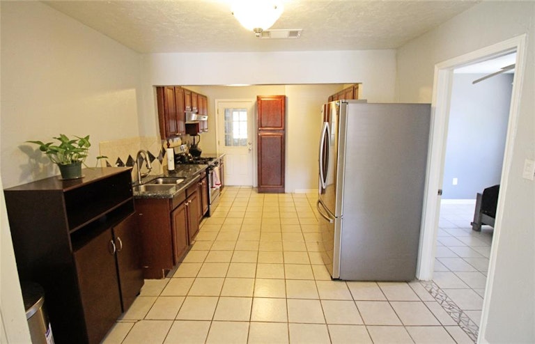 Photo 22 of 39 - 6539 Greenspan Ave, Dallas, TX 75232