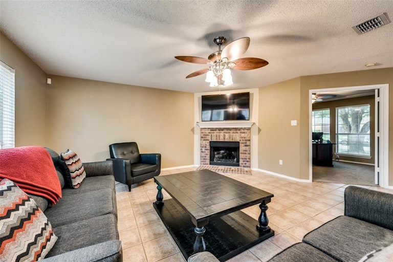 Photo 15 of 37 - 211 Pinewood Trl, Forney, TX 75126