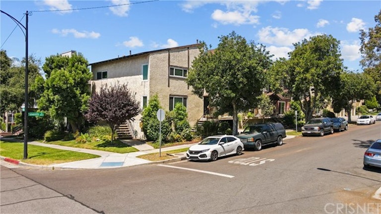 Photo 34 of 35 - 639 E Olive Ave #6, Burbank, CA 91501