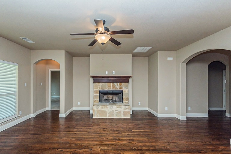 Photo 5 of 38 - 926 Safrano St, Midlothian, TX 76065
