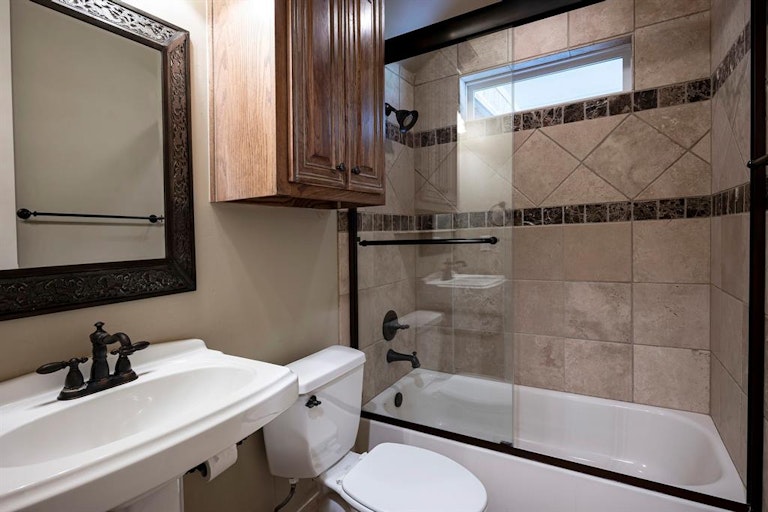 Photo 26 of 40 - 6624 Sondra Dr, Dallas, TX 75214