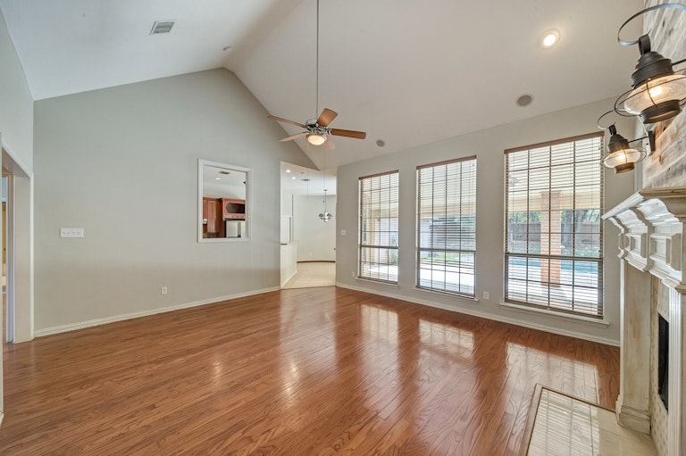 Photo 13 of 32 - 1105 NW Renfro St, Burleson, TX 76028
