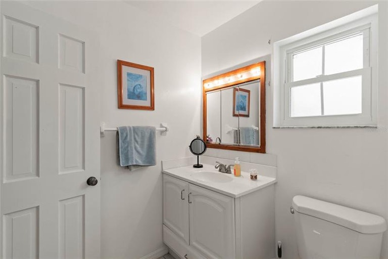 Photo 24 of 56 - 721 W Nelson St, Tavares, FL 32778