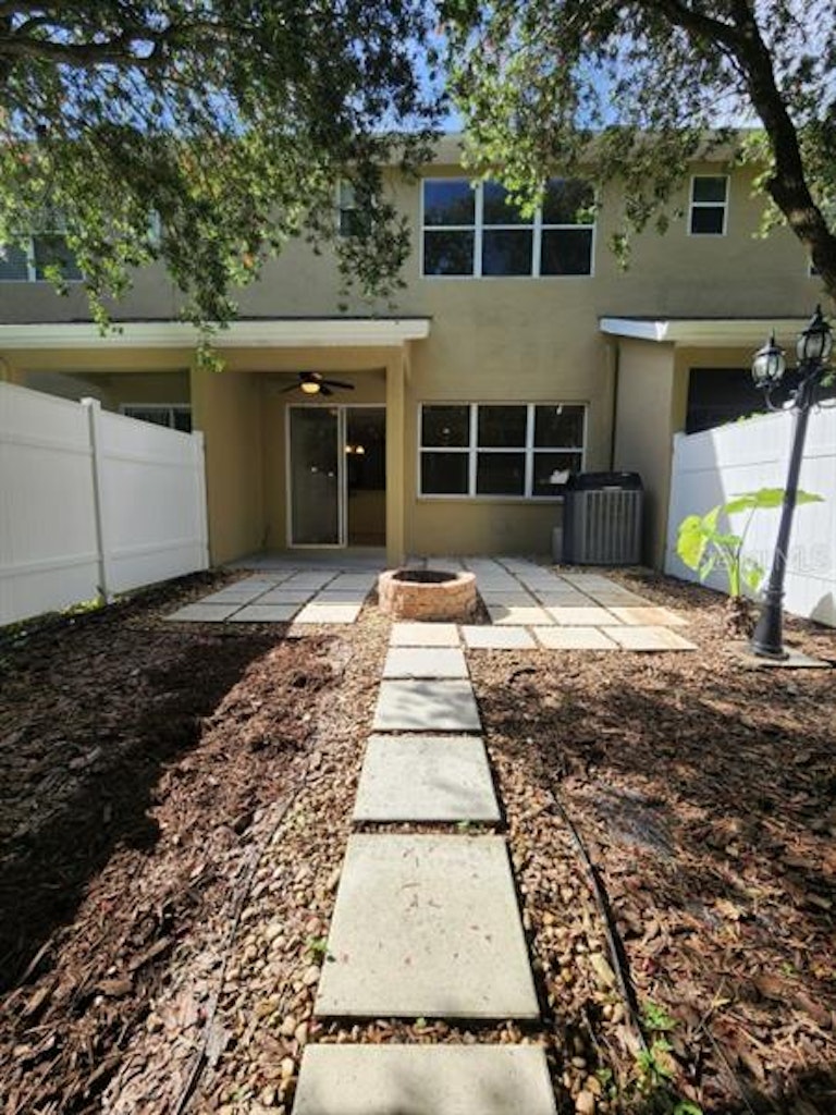 Photo 25 of 71 - 8105 Stone Leaf Ln, Tampa, FL 33647