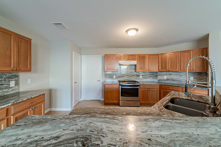 Photo 8 of 39 - 6926 Oleander Grove Way, Houston, TX 77049