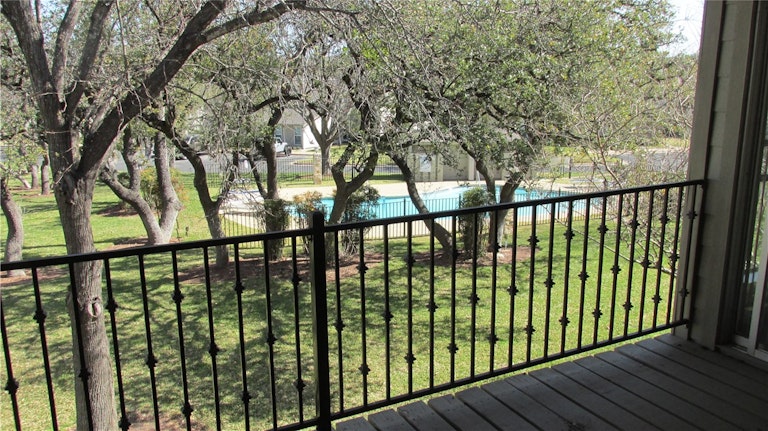 Photo 5 of 24 - 100 Lido Cir Unit H1, Lakeway, TX 78734
