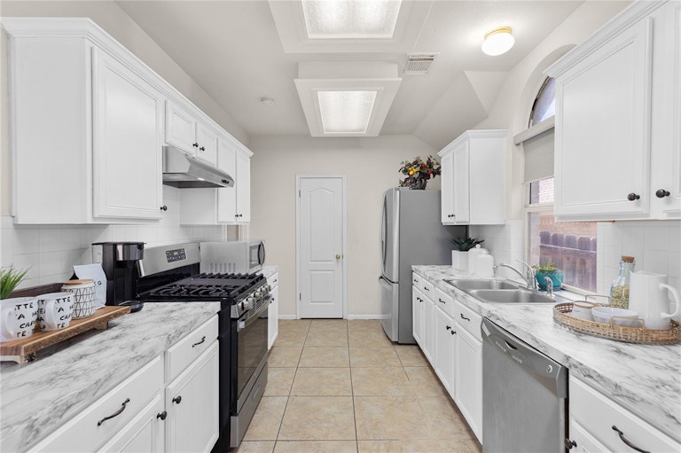 Photo 17 of 32 - 1104 Terra St, Round Rock, TX 78665
