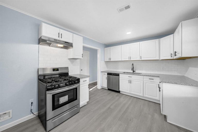 Photo 8 of 19 - 6302 Crane St, Houston, TX 77026