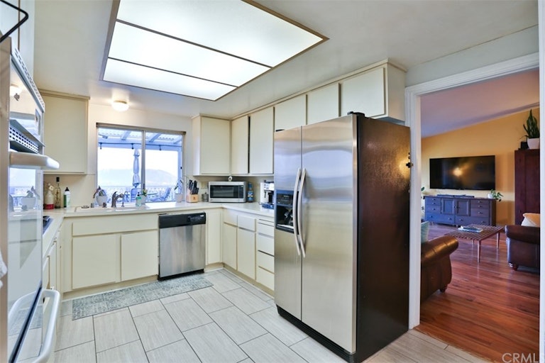 Photo 26 of 39 - 1821 N Bel Aire Dr, Burbank, CA 91504