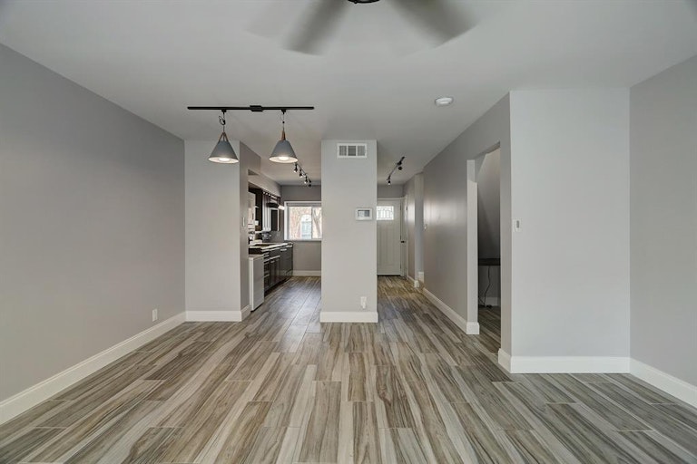 Photo 16 of 42 - 12643 Rip Van Winkle Dr, Houston, TX 77024