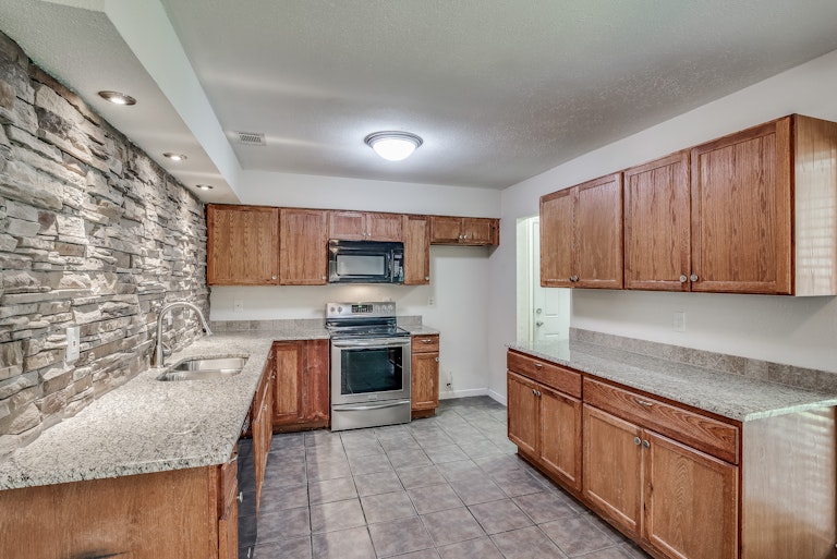 Photo 14 of 32 - 207 Cherrybark Dr, Coppell, TX 75019