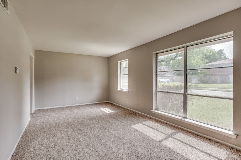 Photo 7 of 25 - 2920 Harlan Dr, Mesquite, TX 75150