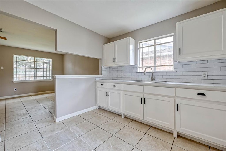 Photo 14 of 32 - 8638 Valley Flag Dr, Houston, TX 77078