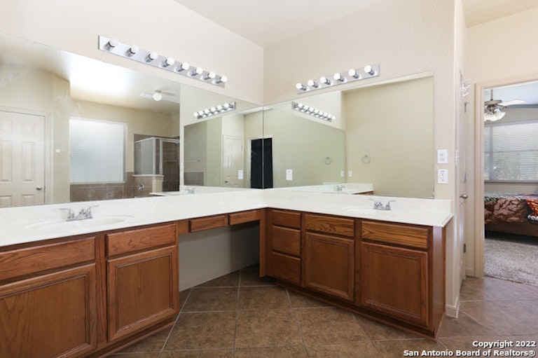 Photo 17 of 30 - 305 Tumbleweed Run, Cibolo, TX 78108