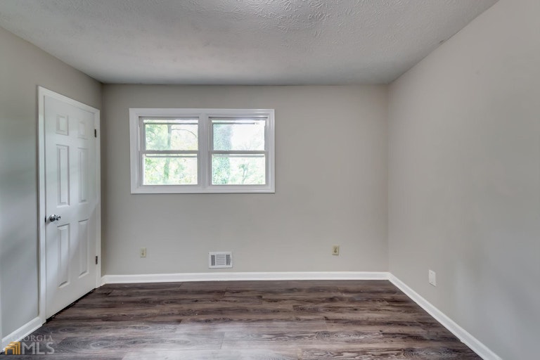 Photo 10 of 24 - 2920 NW Landmark Dr, Conyers, GA 30094
