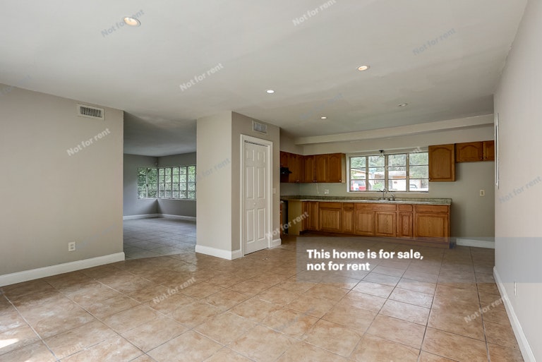 Photo 17 of 32 - 6438 Swallow Cove Rd, Jacksonville, FL 32211