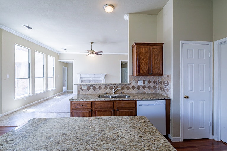 Photo 8 of 24 - 1412 Sunswept Ter, Lewisville, TX 75077