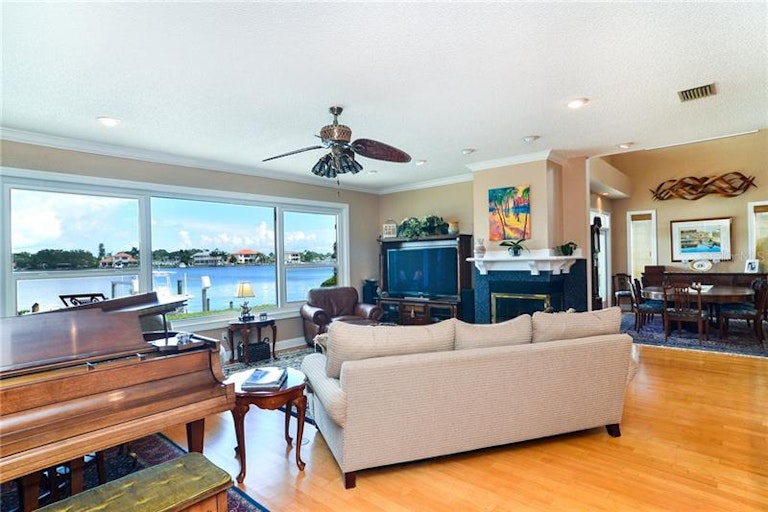 Photo 7 of 25 - 329 Bayview Dr NE, Saint Petersburg, FL 33704