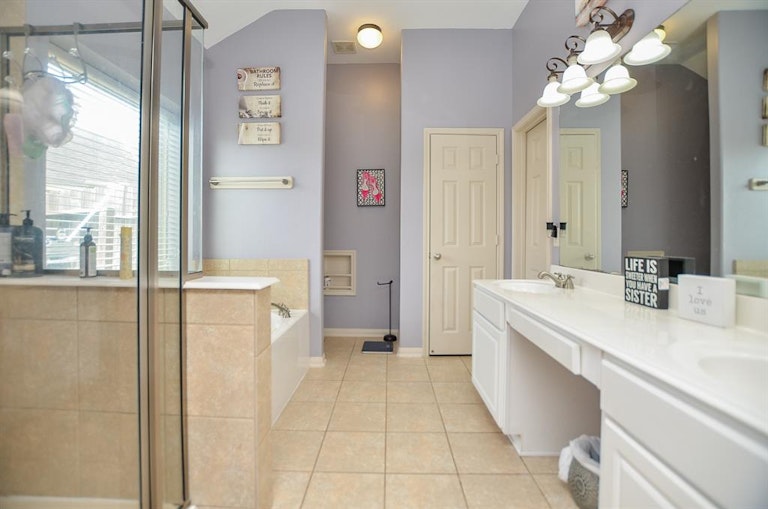 Photo 17 of 32 - 19202 Opul Trails Ct, Richmond, TX 77407