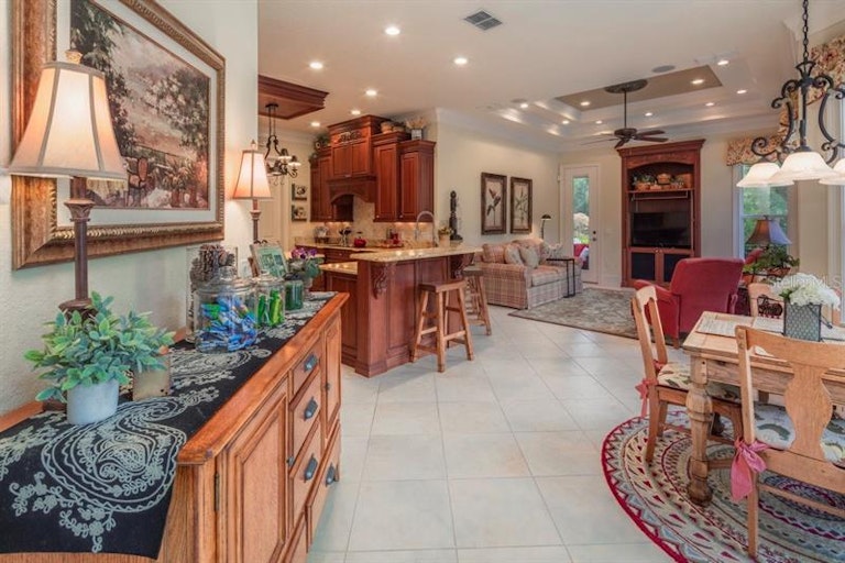 Photo 4 of 25 - 605 Whisper Woods Dr, Lakeland, FL 33813