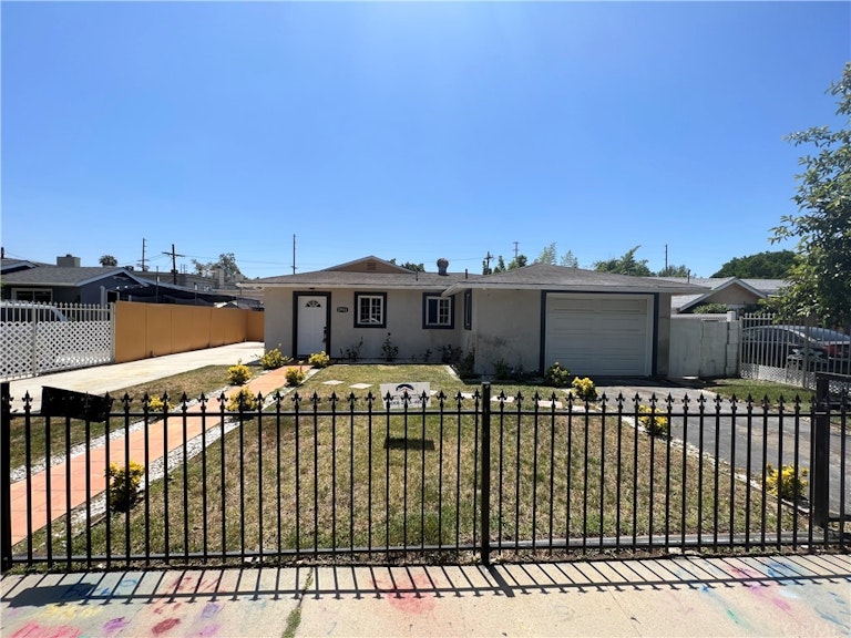 Photo 3 of 43 - 13944 Hartland St, Van Nuys, CA 91405