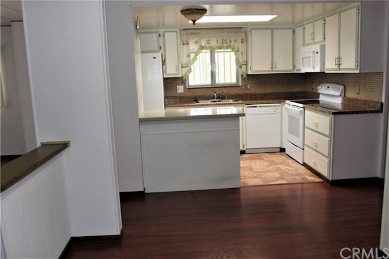 Photo 5 of 16 - 1655 Vista Grande Dr, Hemet, CA 92543