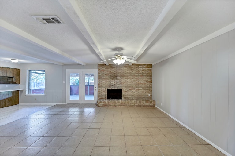 Photo 12 of 29 - 7344 Laurie Dr, Fort Worth, TX 76112