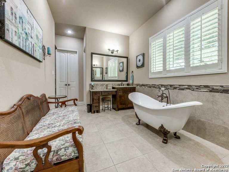 Photo 16 of 27 - 7902 Platinum Ct, Boerne, TX 78015