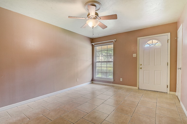Photo 32 of 34 - 2608 Edinburgh St, Irving, TX 75062