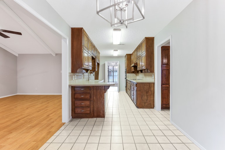 Photo 11 of 26 - 3017 Scenic Hills Dr, Bedford, TX 76021