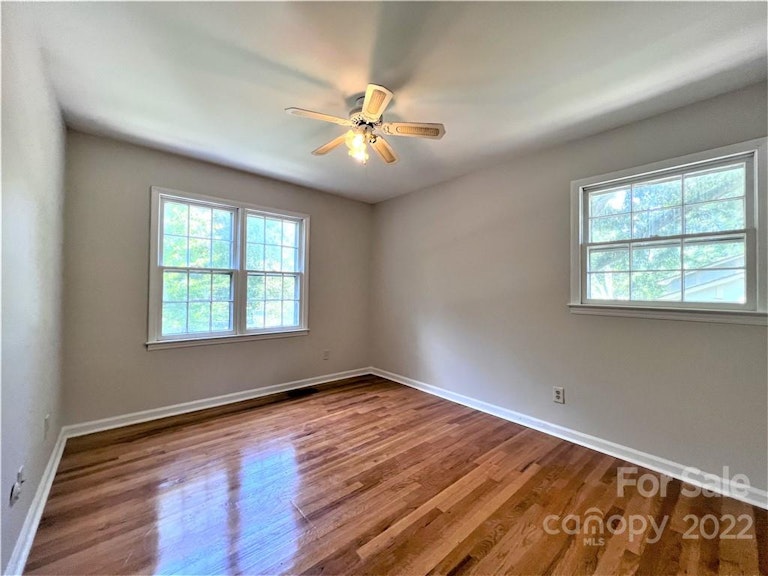 Photo 21 of 33 - 7427 Meadowdale Ln, Charlotte, NC 28212