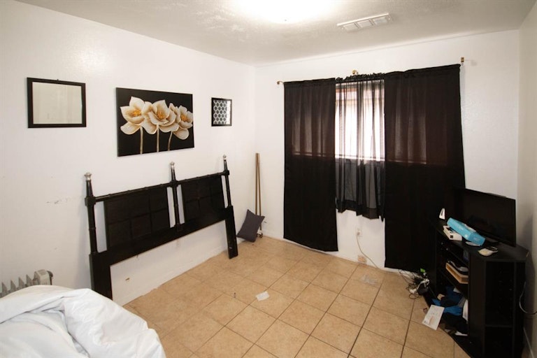 Photo 10 of 16 - 7730 Boggess Rd, Houston, TX 77016