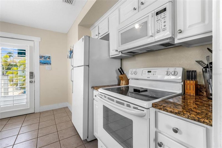 Photo 23 of 52 - 12400 Gulf Blvd #1, Saint Petersburg, FL 33706